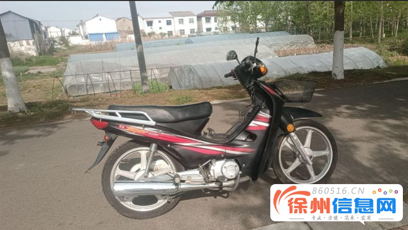 豪爵弯梁摩托车